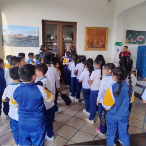 Estudiantes visitan la Biblioteca Pública y participan en una actividad por el Día de la Mujer